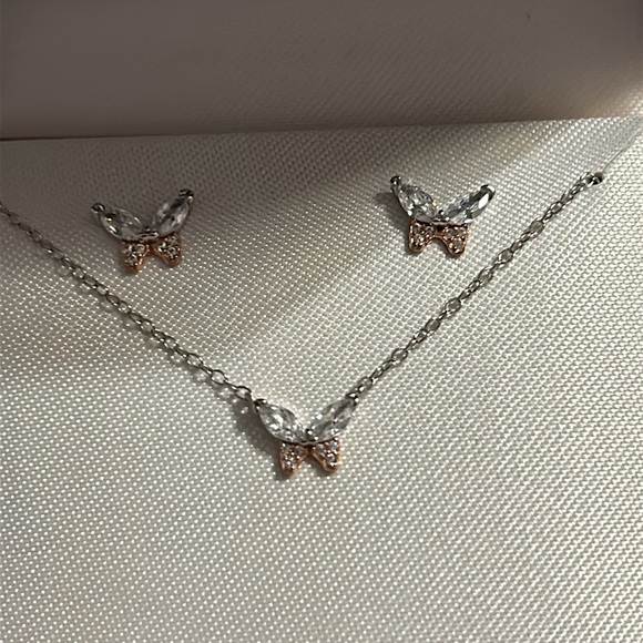 Primrose butterfly necklace and earrings - Picture 4 of 5